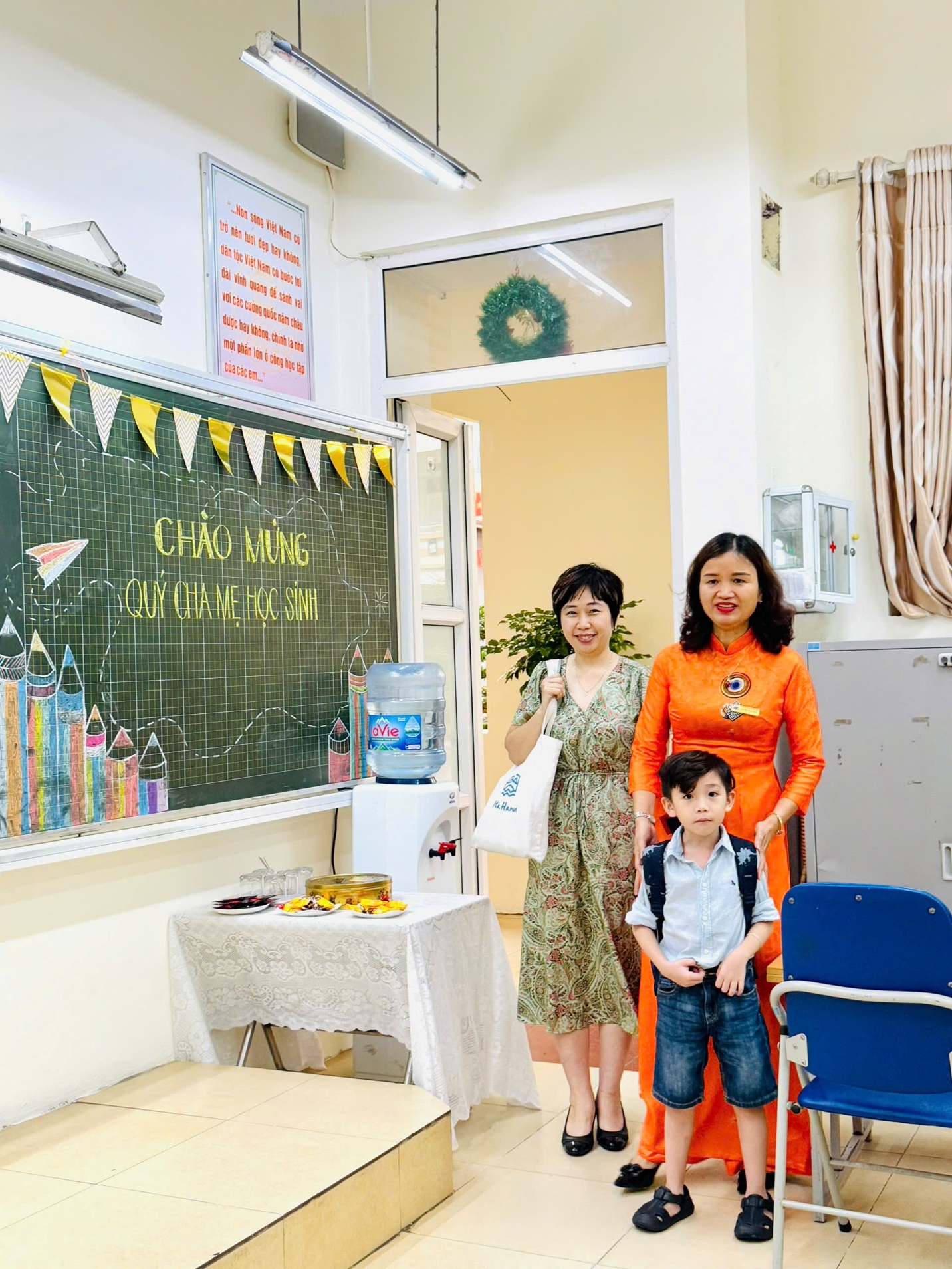 A group of people standing in a classroom

AI-generated content may be incorrect.