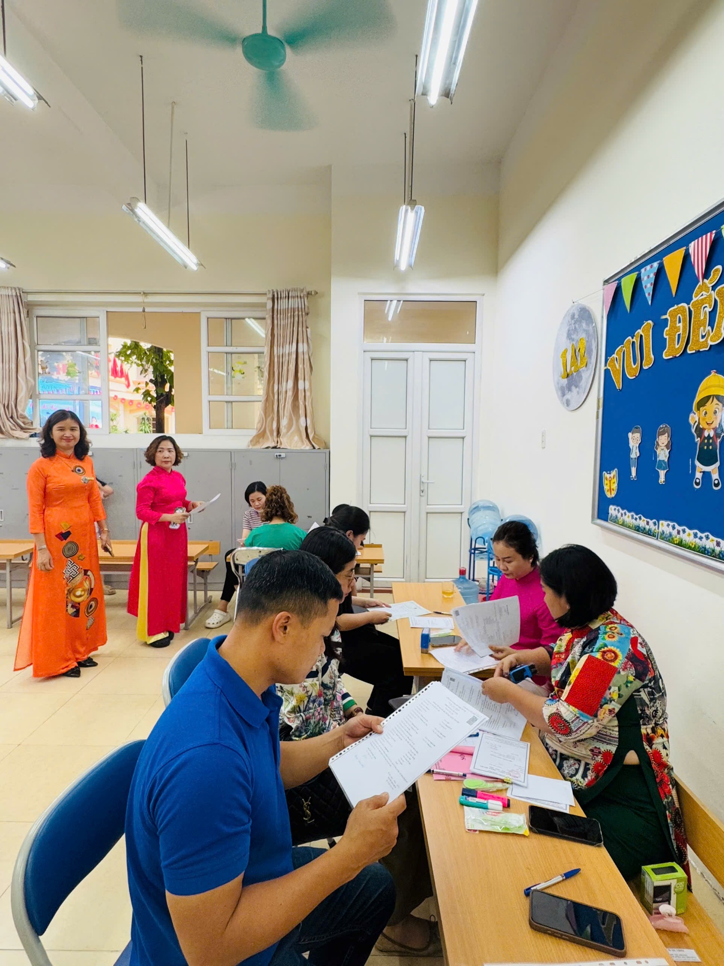 A group of people sitting at a table in a classroom

AI-generated content may be incorrect.