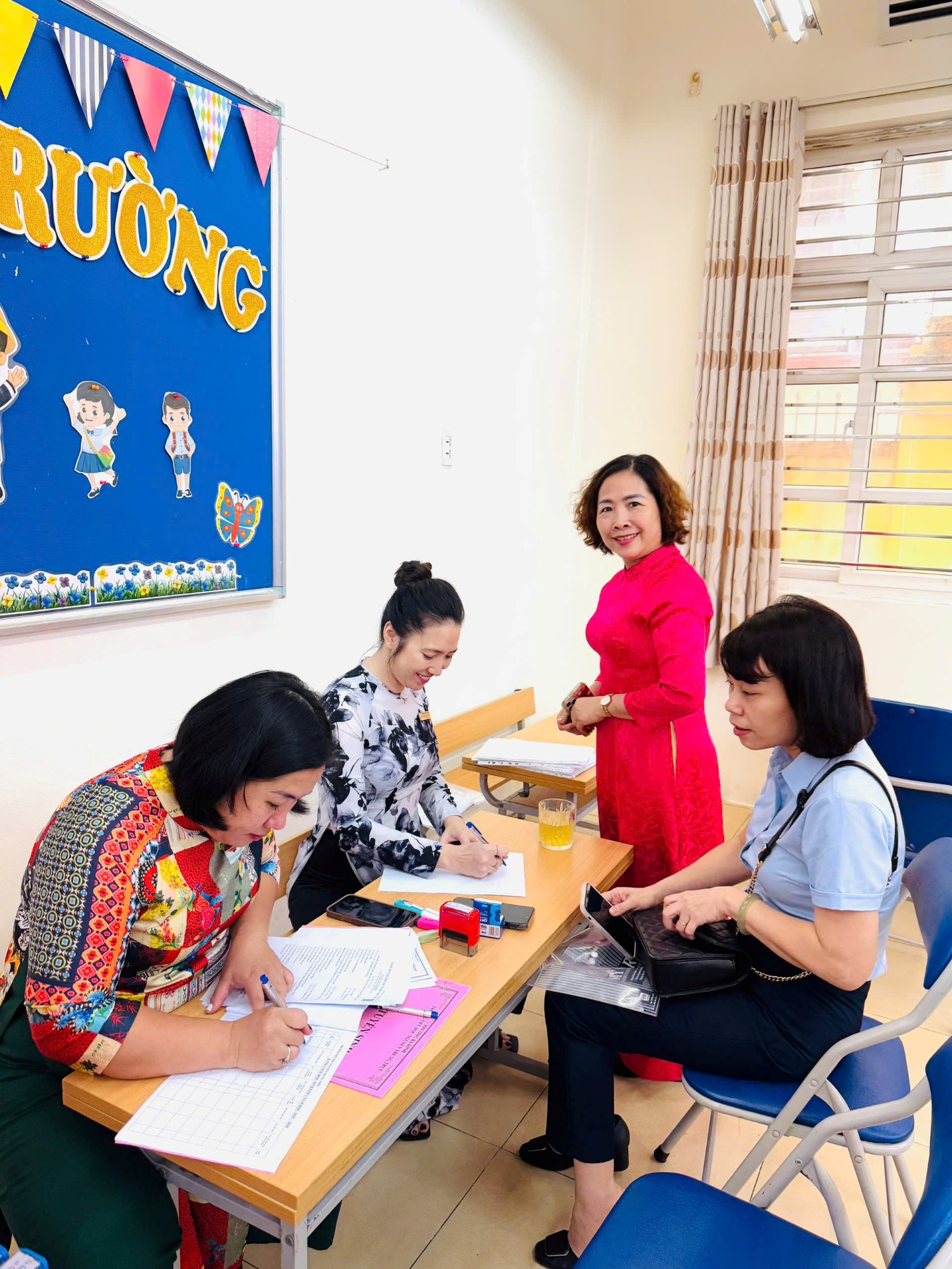 A group of women sitting at a table

AI-generated content may be incorrect.