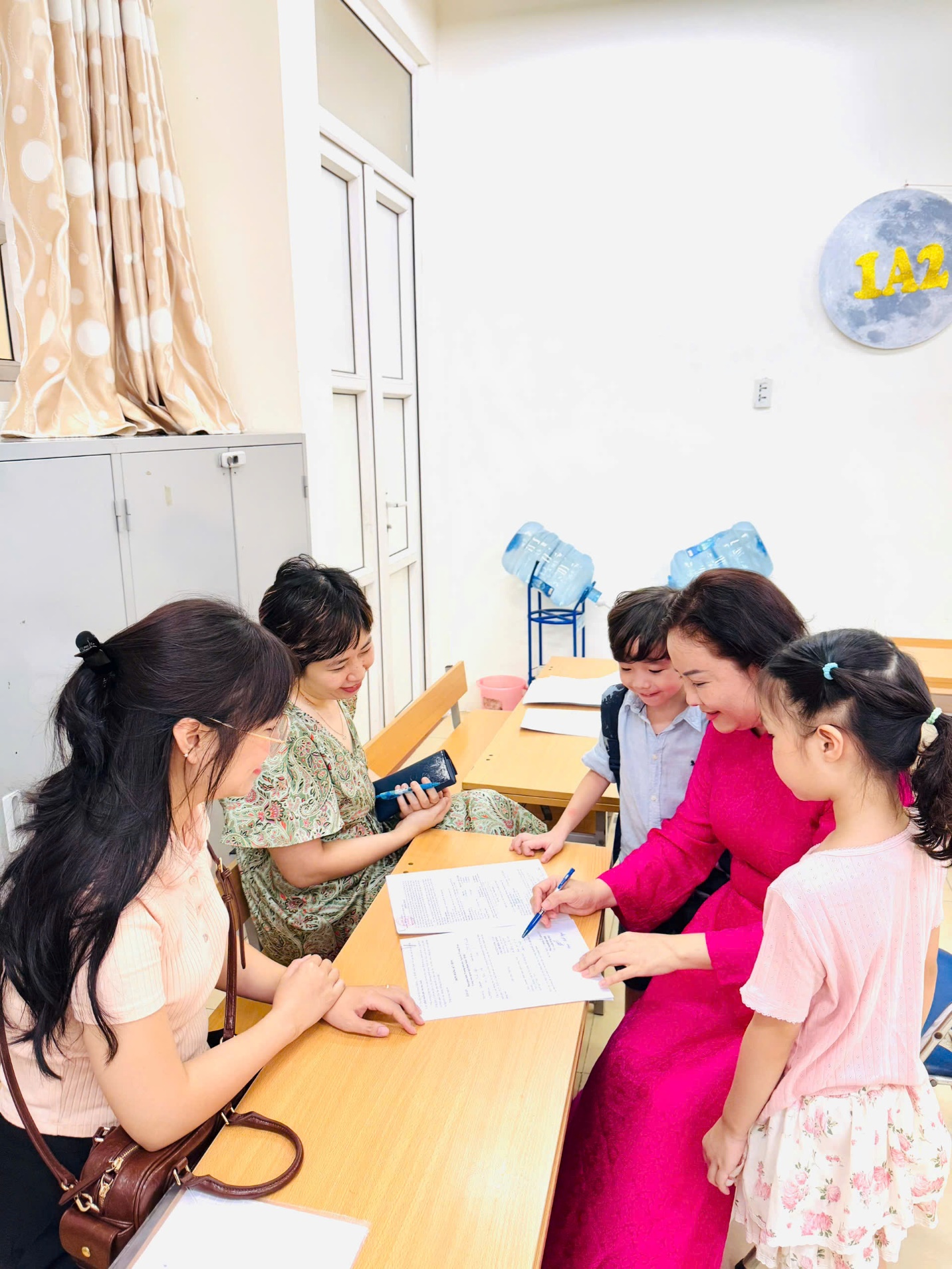 A group of people sitting at a table

AI-generated content may be incorrect.