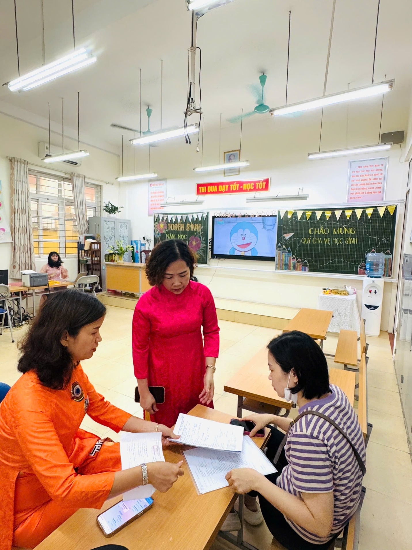 A group of people in a classroom

AI-generated content may be incorrect.