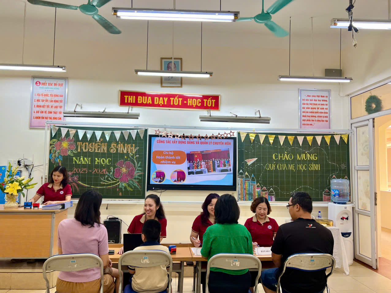 A group of people sitting at a desk in a classroom

AI-generated content may be incorrect.