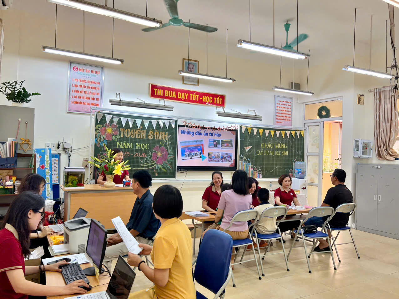 A group of people sitting in a room with computers

AI-generated content may be incorrect.