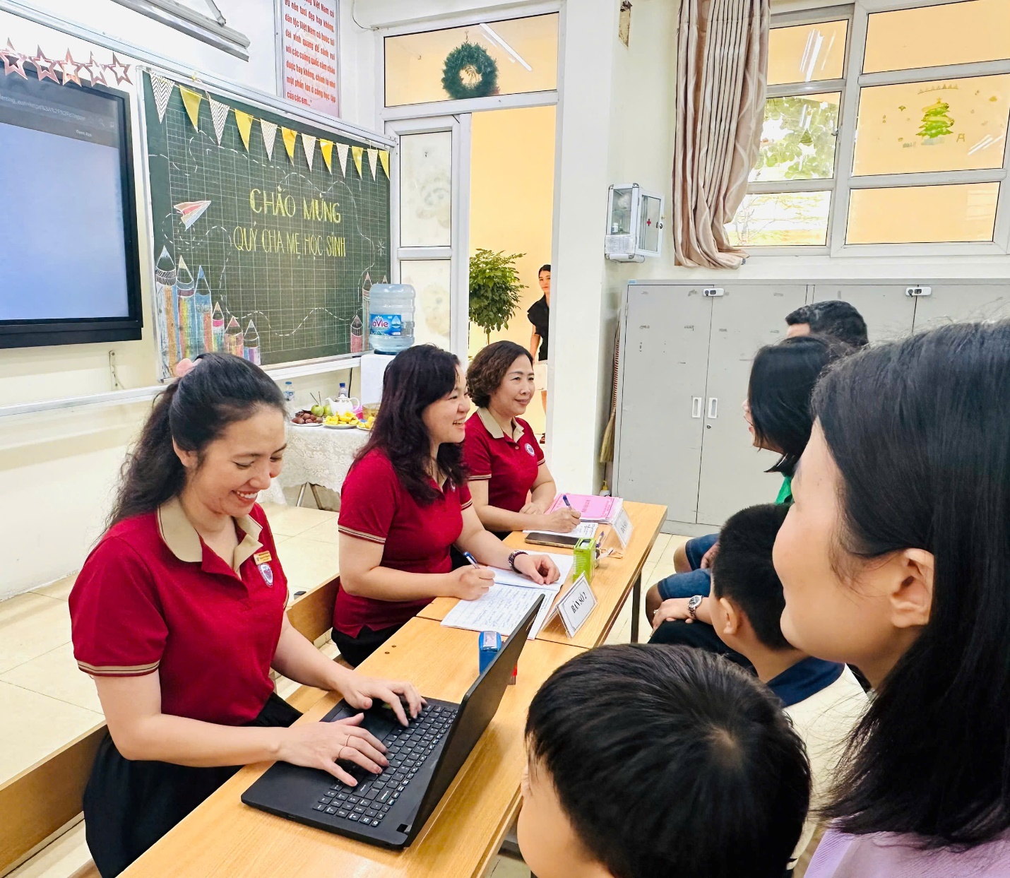 A group of people sitting at a table in a classroom

AI-generated content may be incorrect.