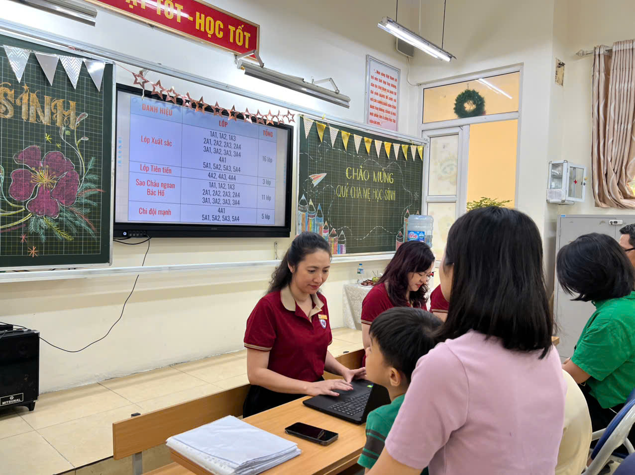 A group of people in a classroom

AI-generated content may be incorrect.