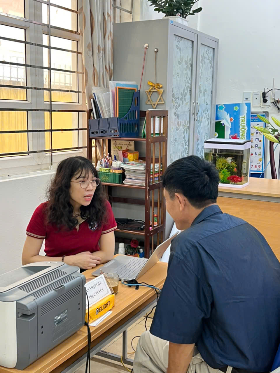 A person and person sitting at a desk

AI-generated content may be incorrect.