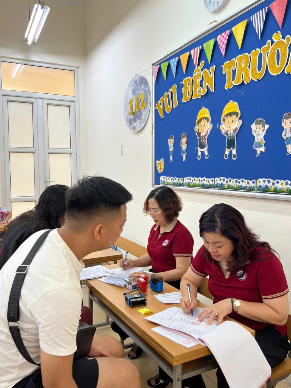 A group of people sitting at a desk

AI-generated content may be incorrect.