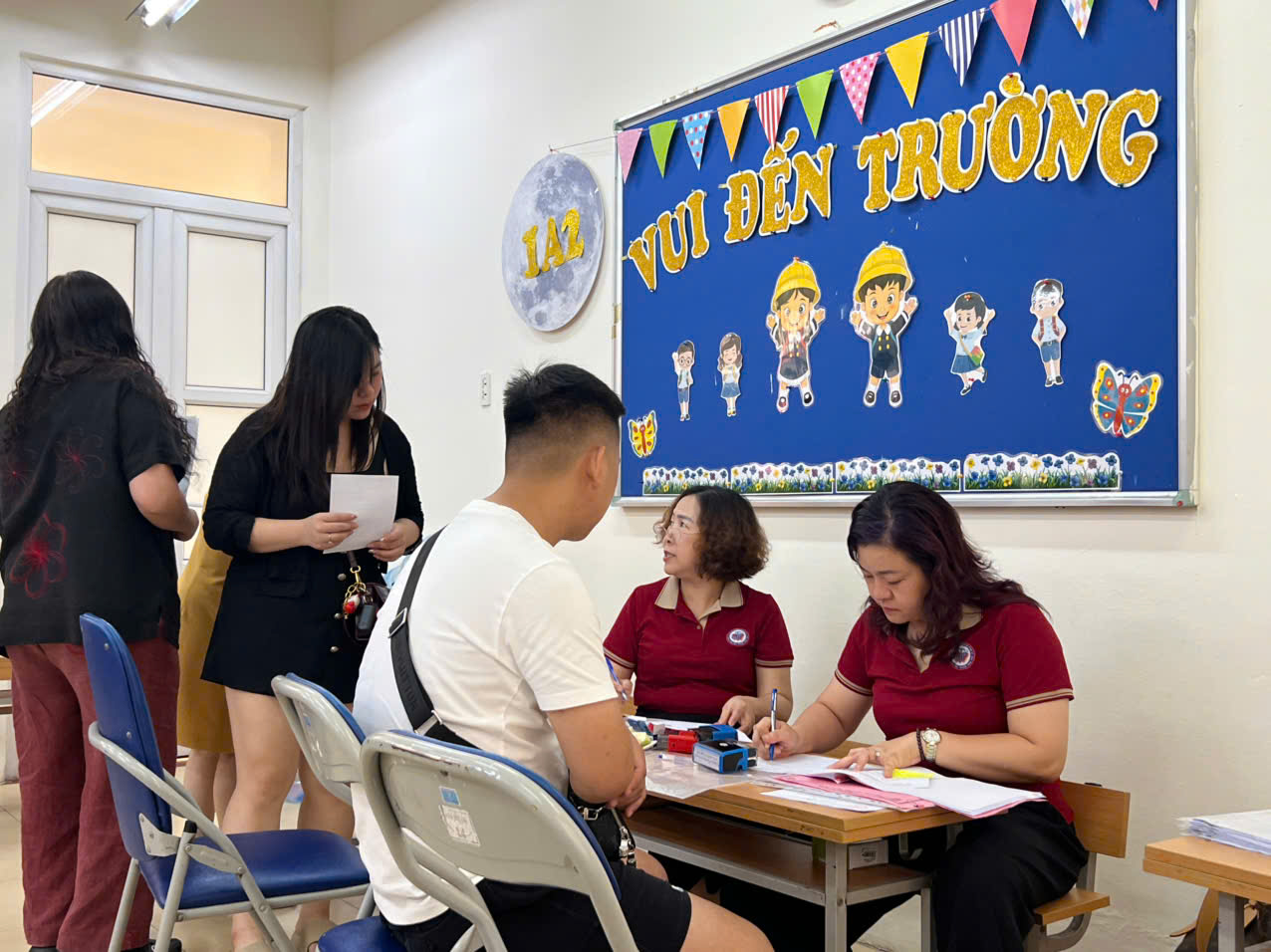 A group of people sitting at a table

AI-generated content may be incorrect.