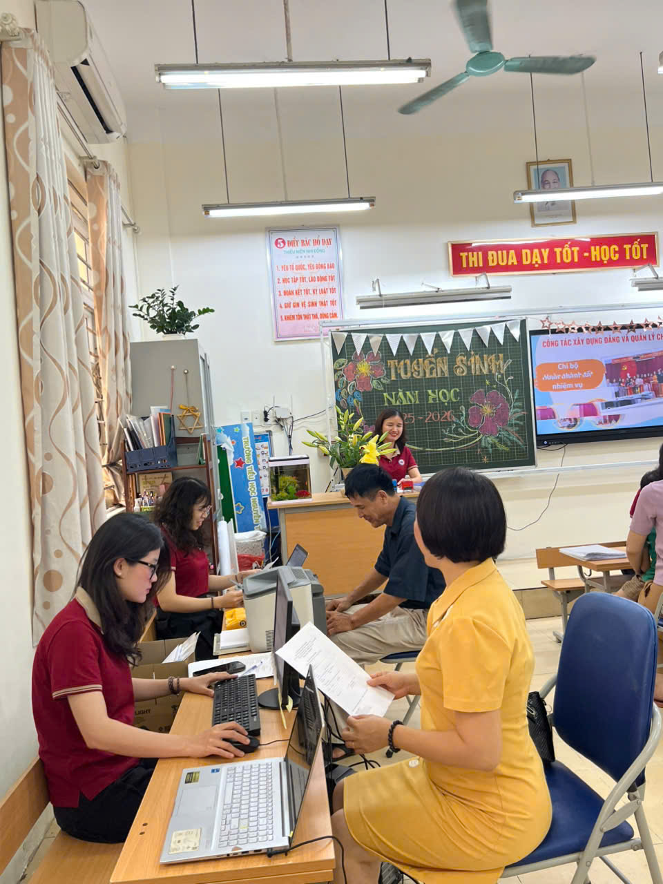 A group of people sitting at a desk in a room

AI-generated content may be incorrect.
