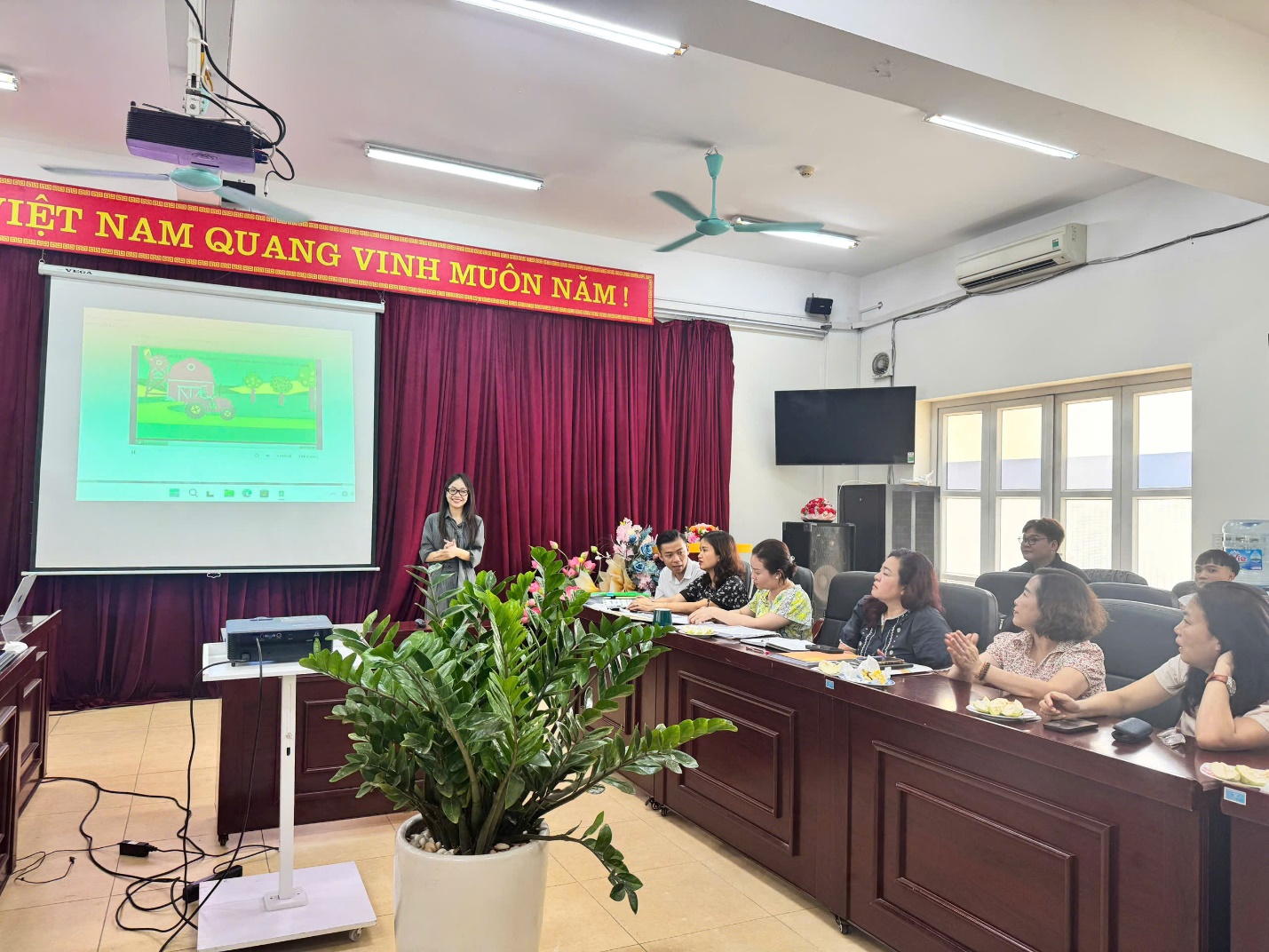 A group of people sitting in a room
AI-generated content may be incorrect.