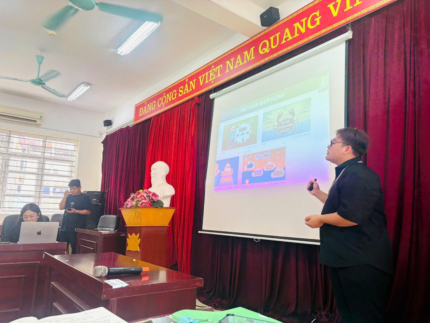 A person standing in front of a screen
AI-generated content may be incorrect.