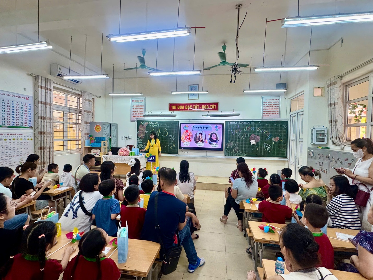 A group of people in a classroom

AI-generated content may be incorrect.