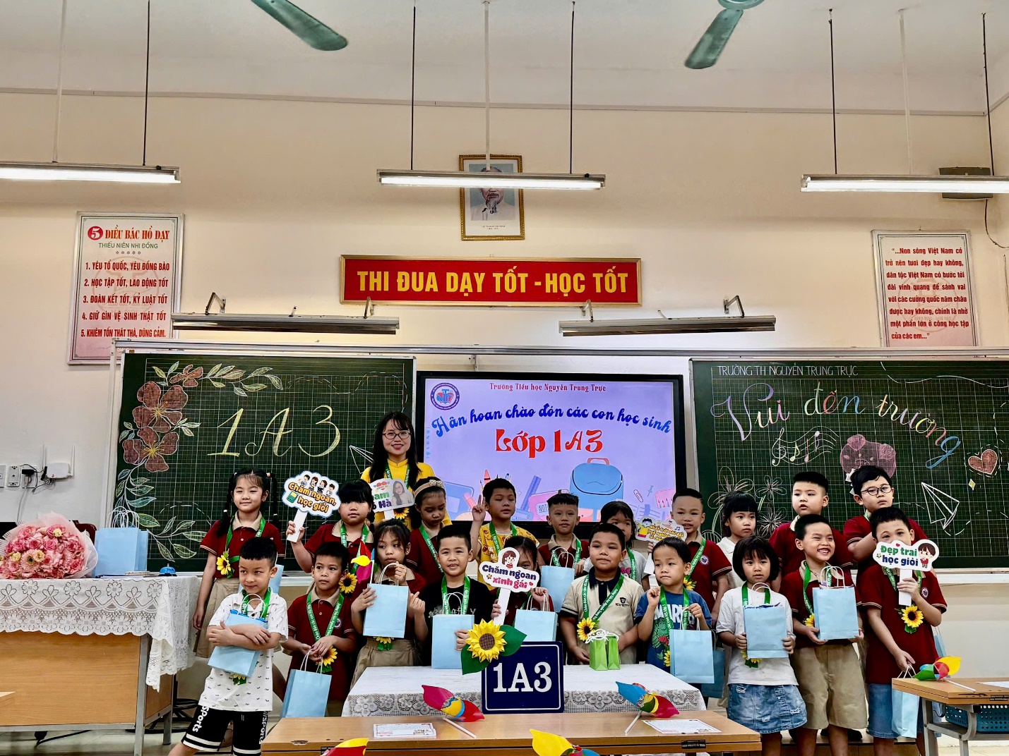 A group of children in a classroom

AI-generated content may be incorrect.