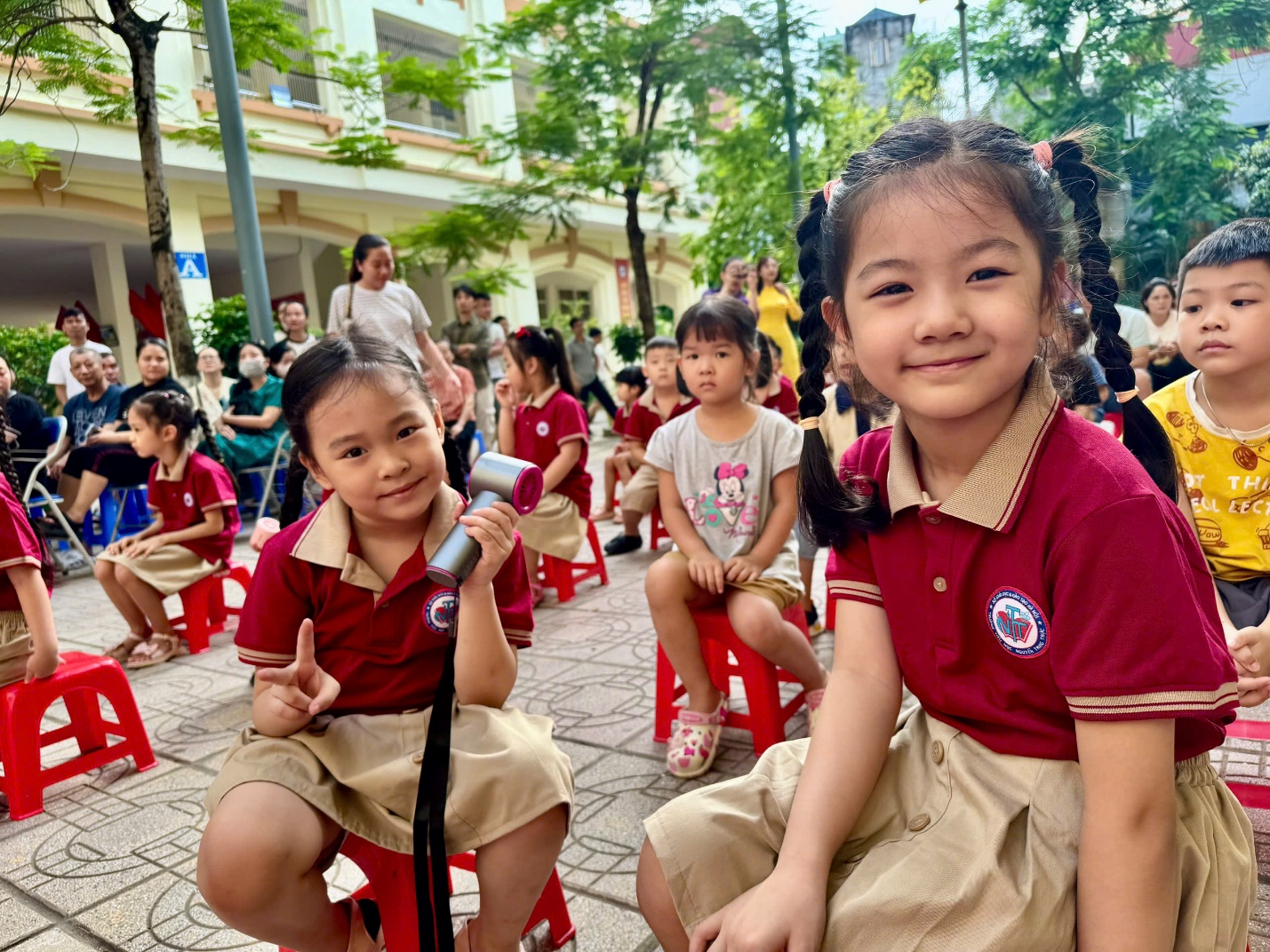 A group of children sitting on red chairs

AI-generated content may be incorrect.