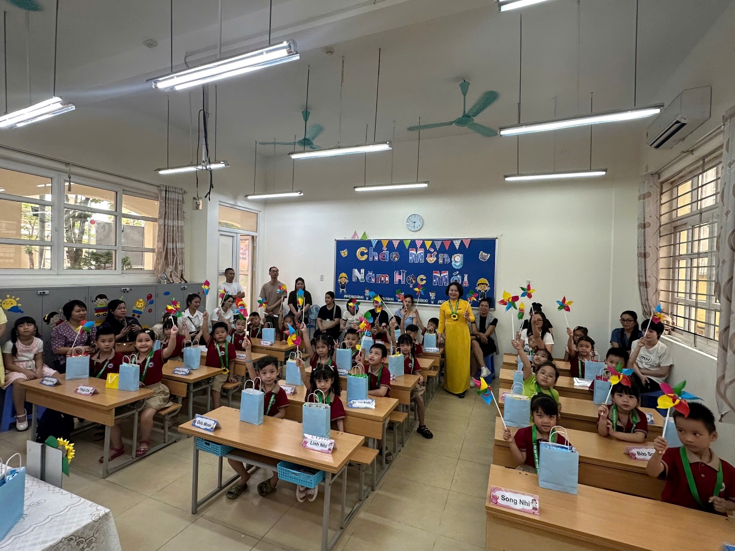 A group of children in a classroom

AI-generated content may be incorrect.