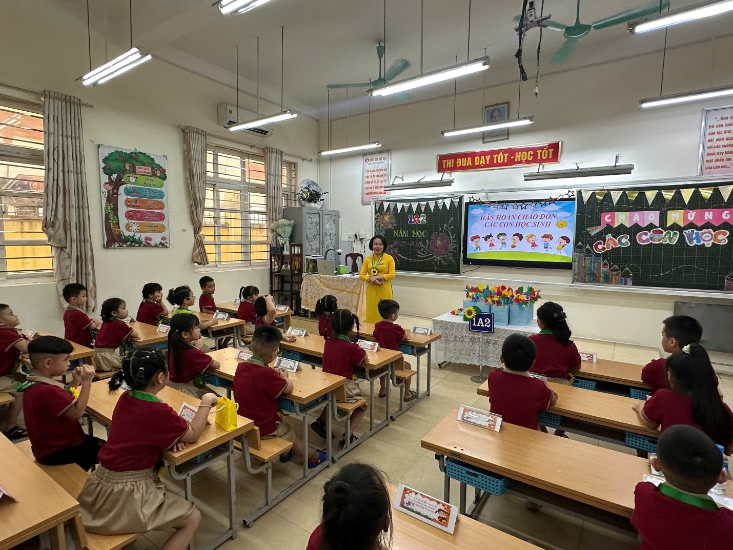 A group of children in a classroom

AI-generated content may be incorrect.