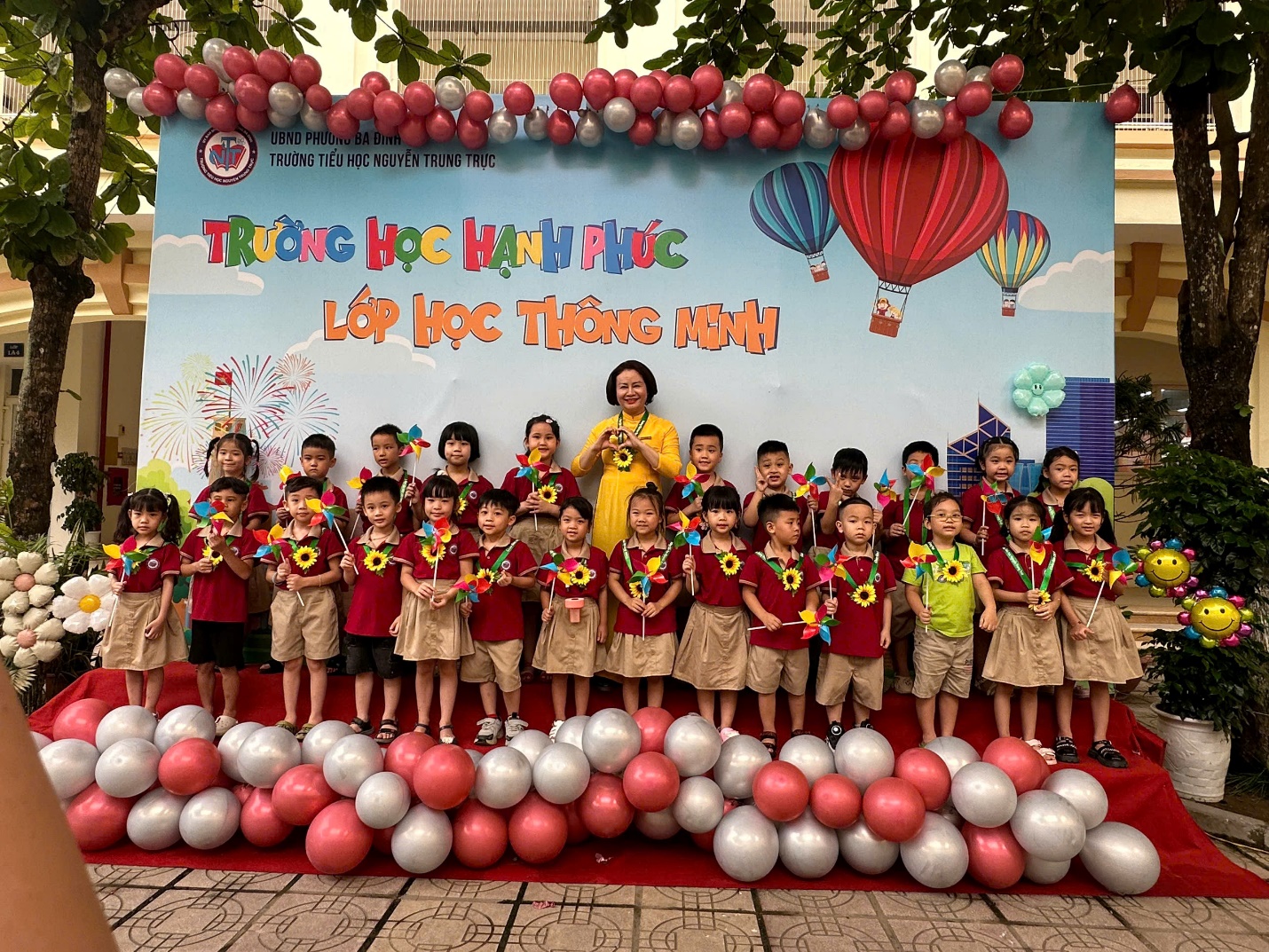 A group of children standing in front of a sign

AI-generated content may be incorrect.