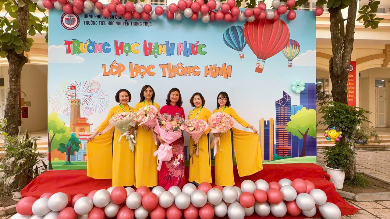 A group of women holding flowers

AI-generated content may be incorrect.