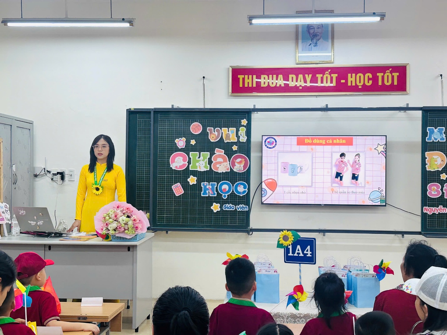 A person standing in front of a classroom with a group of kids

AI-generated content may be incorrect.