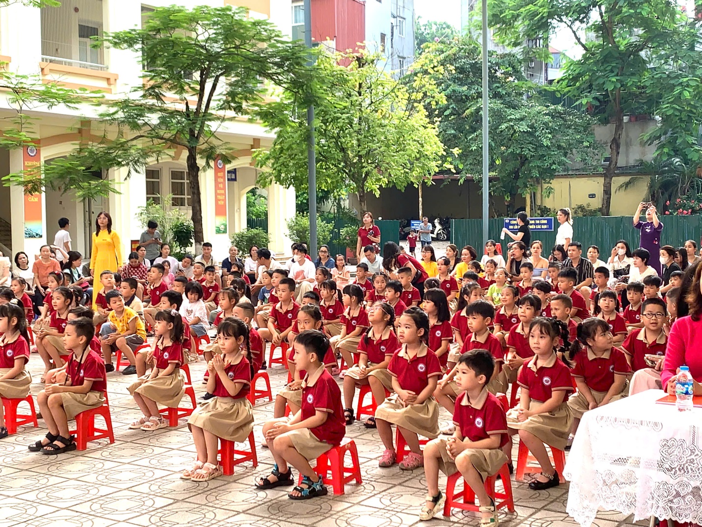 A group of children sitting on small chairs

AI-generated content may be incorrect.