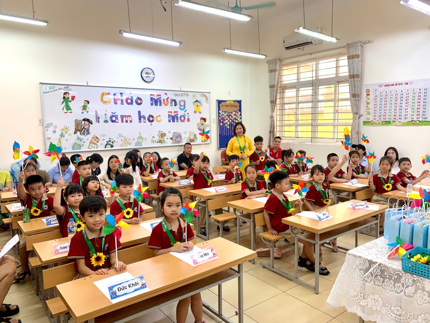 A group of children in a classroom

AI-generated content may be incorrect.