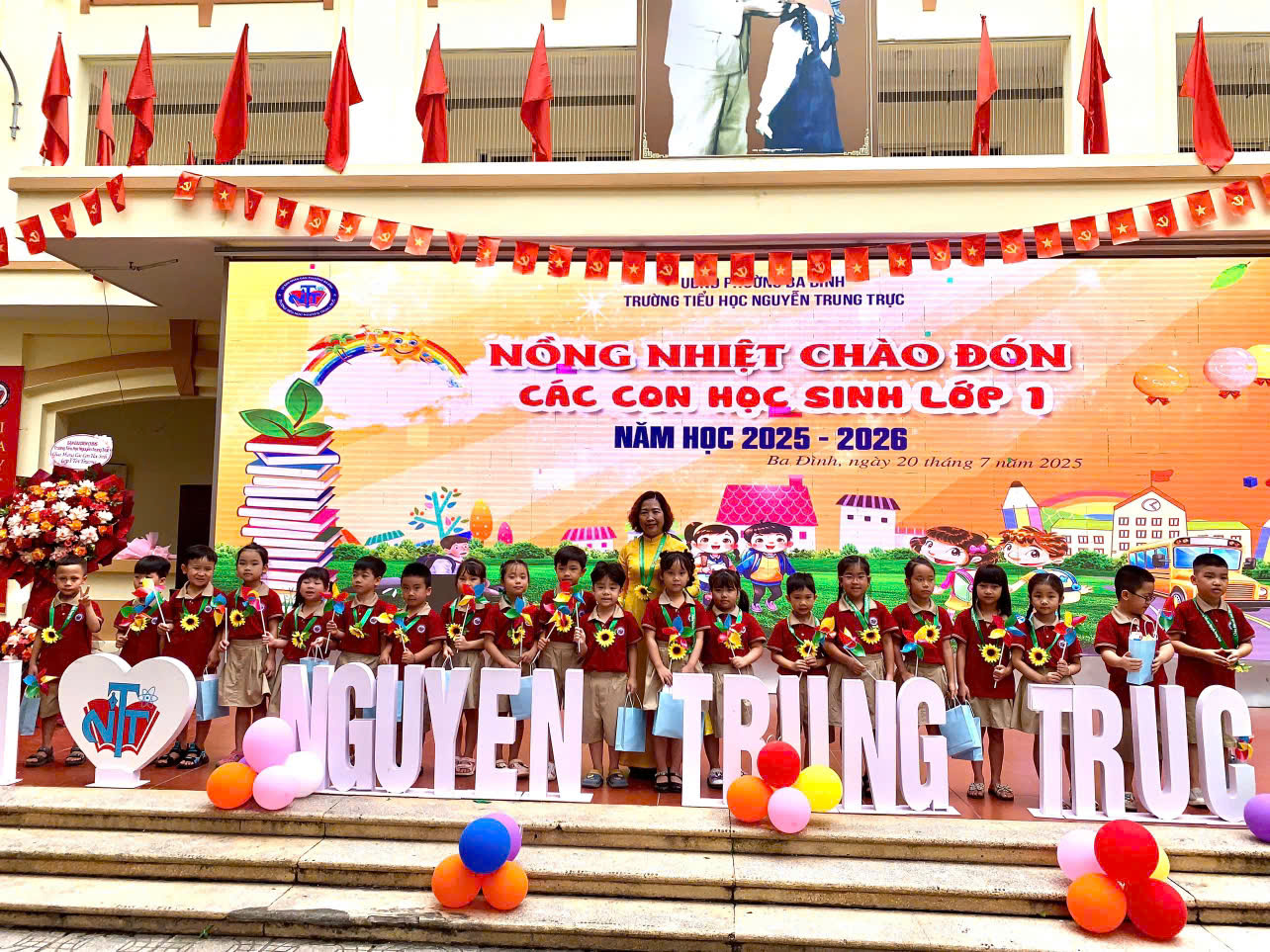 A group of children standing on steps with balloons and letters

AI-generated content may be incorrect.