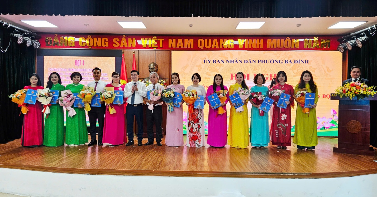 A group of people holding signs
AI-generated content may be incorrect.