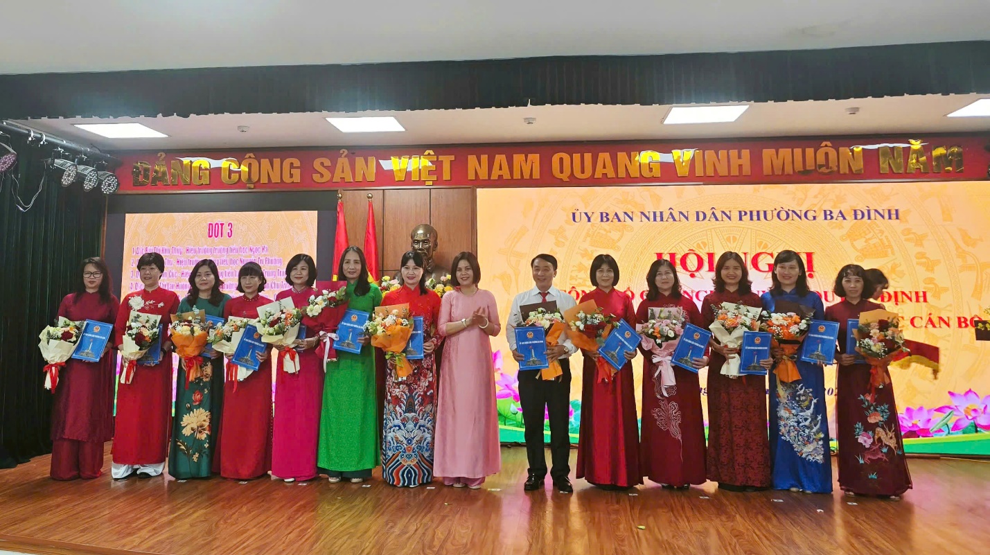 A group of people standing in a row
AI-generated content may be incorrect.