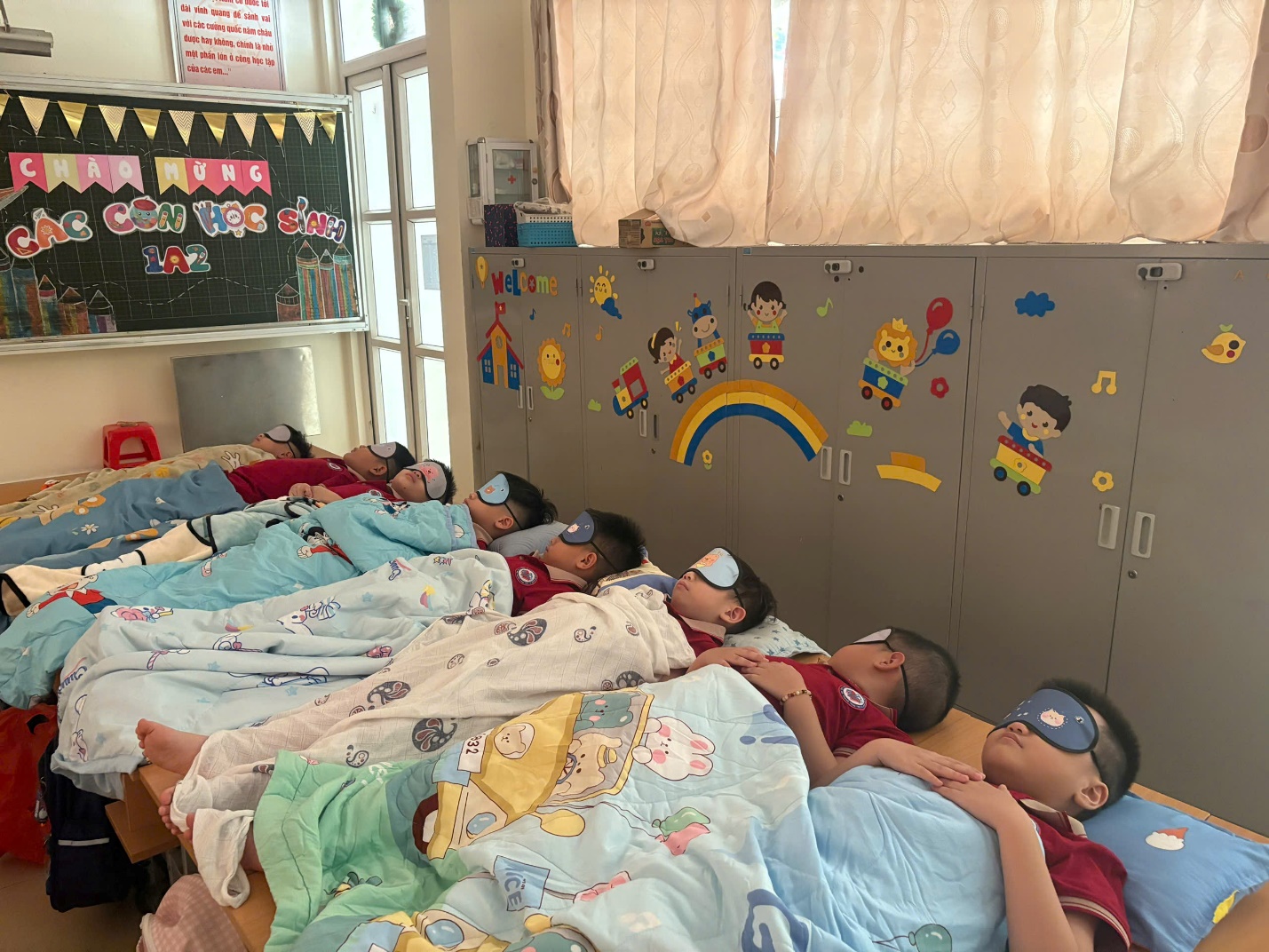A group of kids sleeping in a room
AI-generated content may be incorrect.