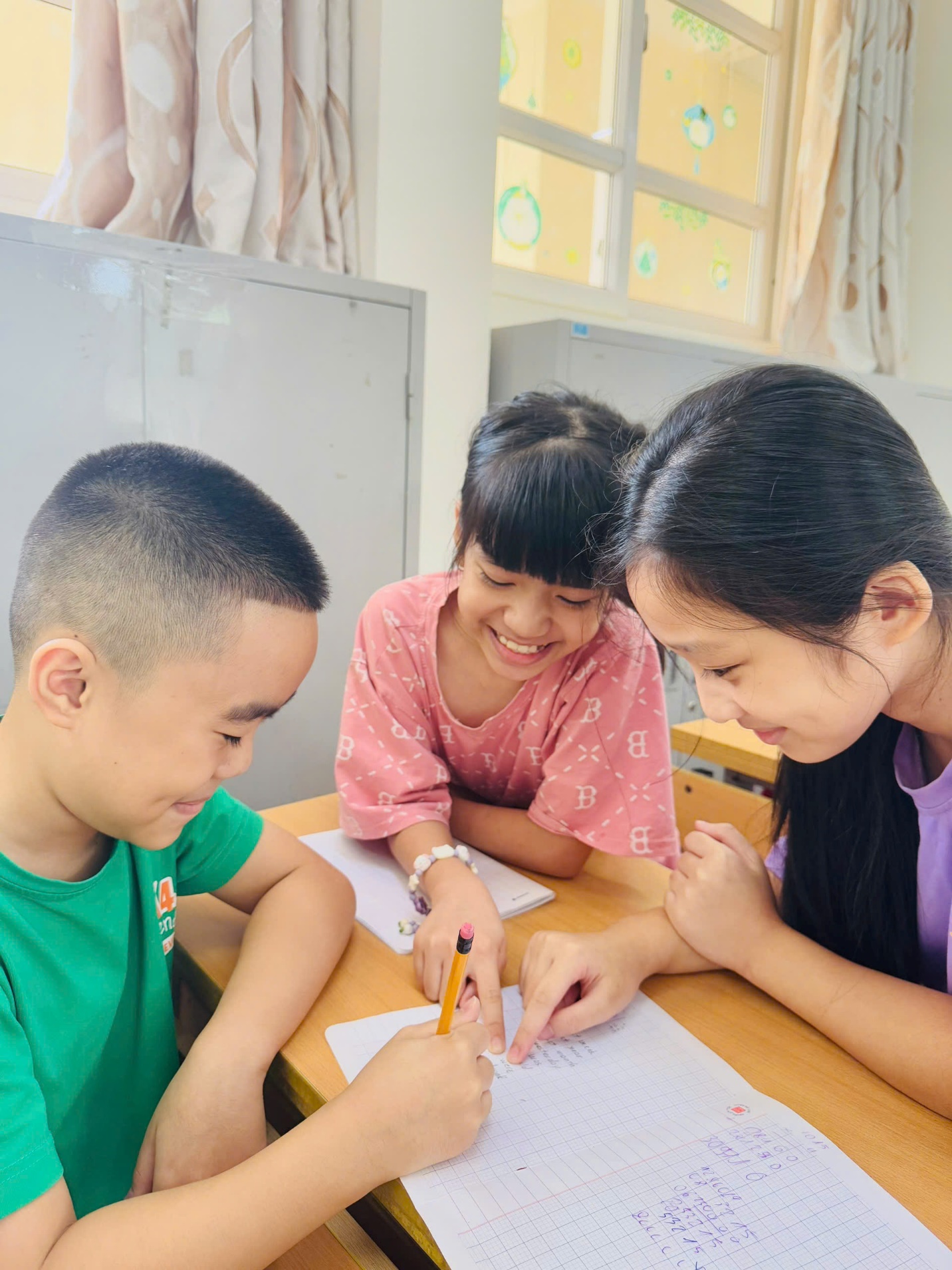 A group of children sitting at a table
AI-generated content may be incorrect.