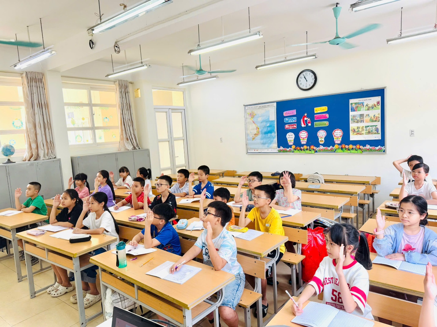 A group of children in a classroom
AI-generated content may be incorrect.