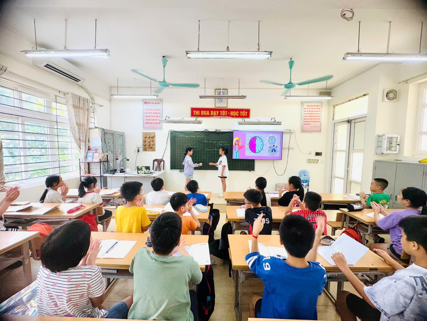 A group of kids sitting at desks in a classroom
AI-generated content may be incorrect.