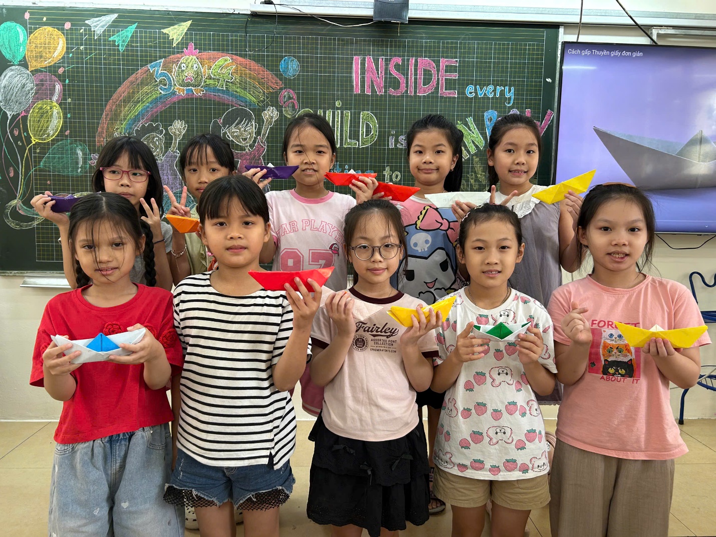 A group of children holding paper airplanes
AI-generated content may be incorrect.