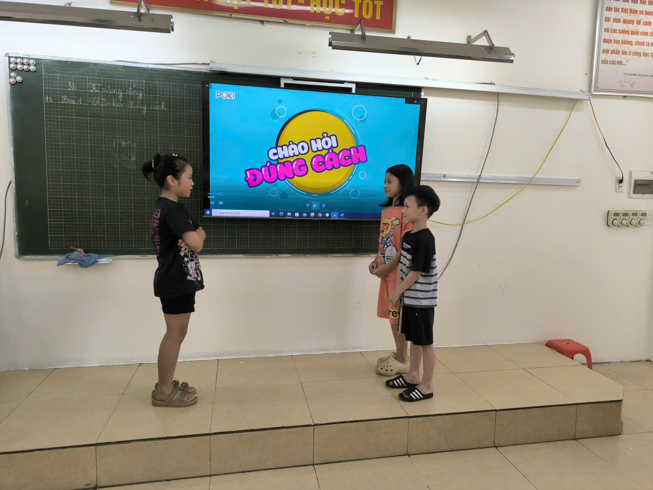 A group of children standing in front of a screen
AI-generated content may be incorrect.