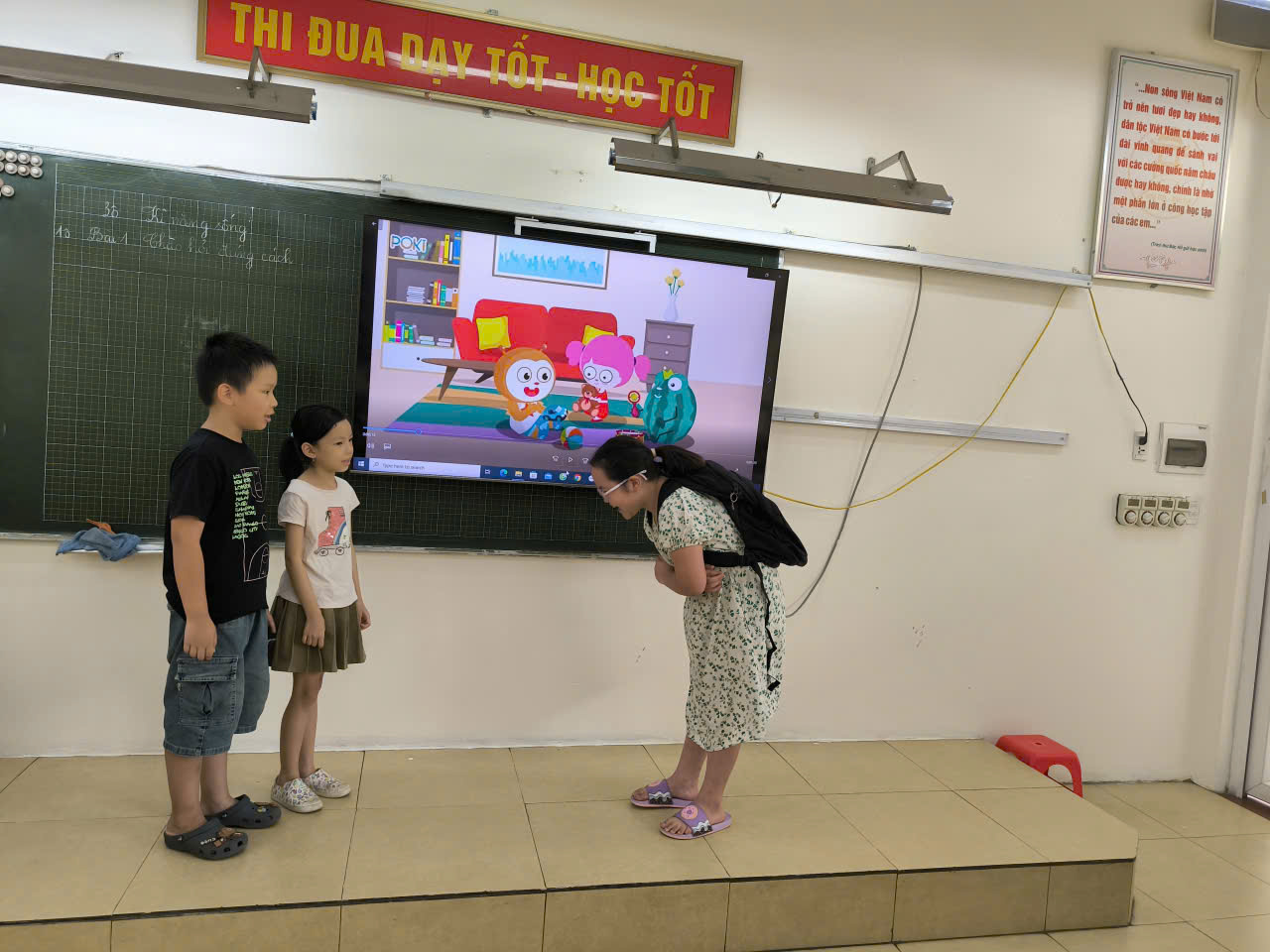 A person standing on a stage with kids in front of a screen
AI-generated content may be incorrect.