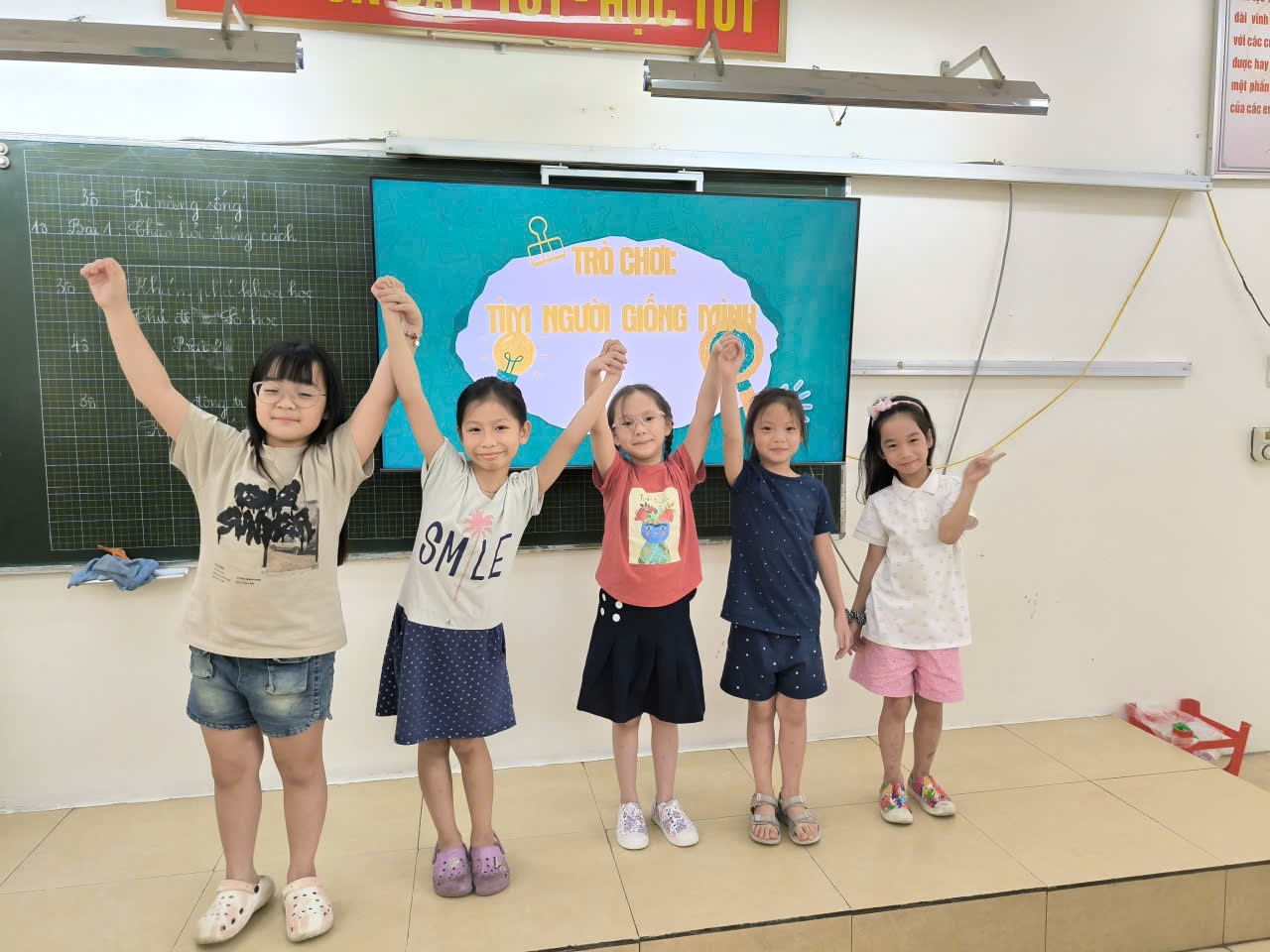 A group of children standing in a classroom
AI-generated content may be incorrect.