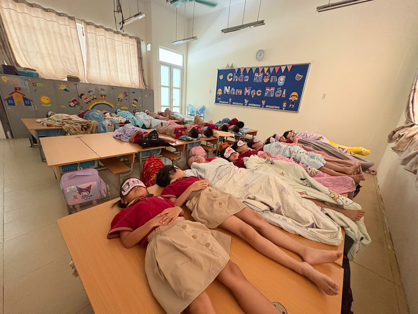 A group of children lying on tables in a classroom
AI-generated content may be incorrect.