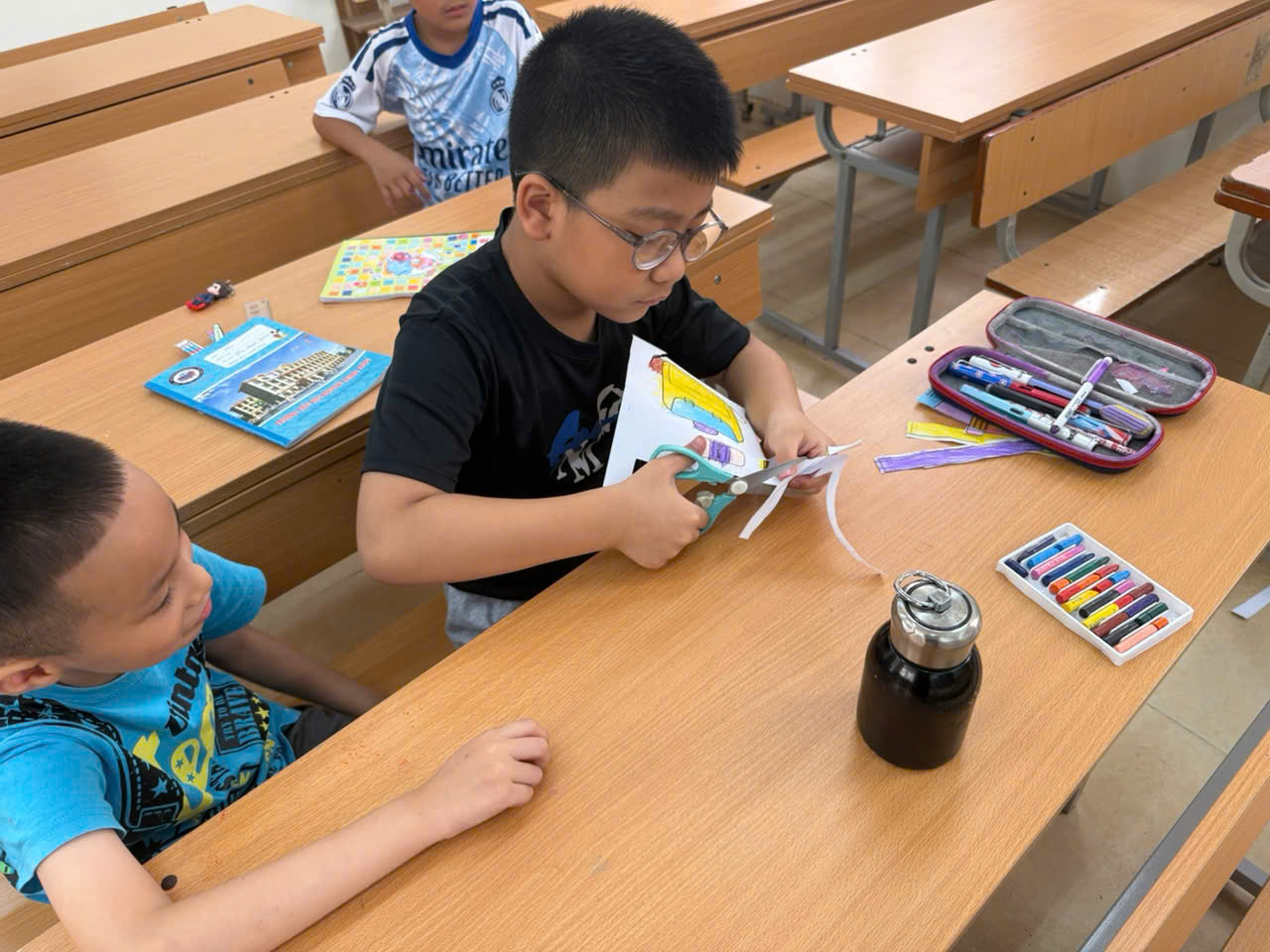 A group of kids in a classroom
AI-generated content may be incorrect.