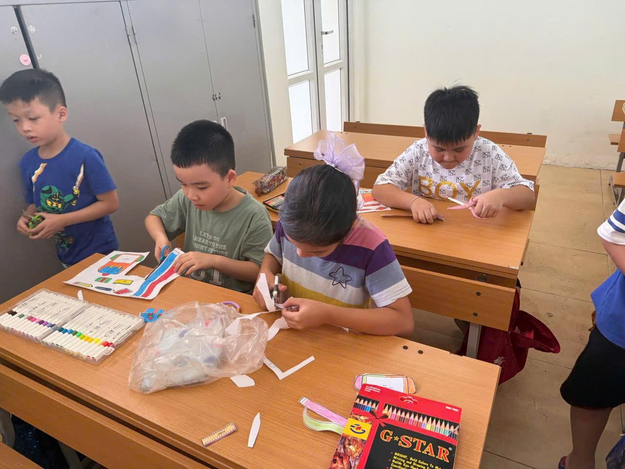 A group of kids sitting at a desk
AI-generated content may be incorrect.