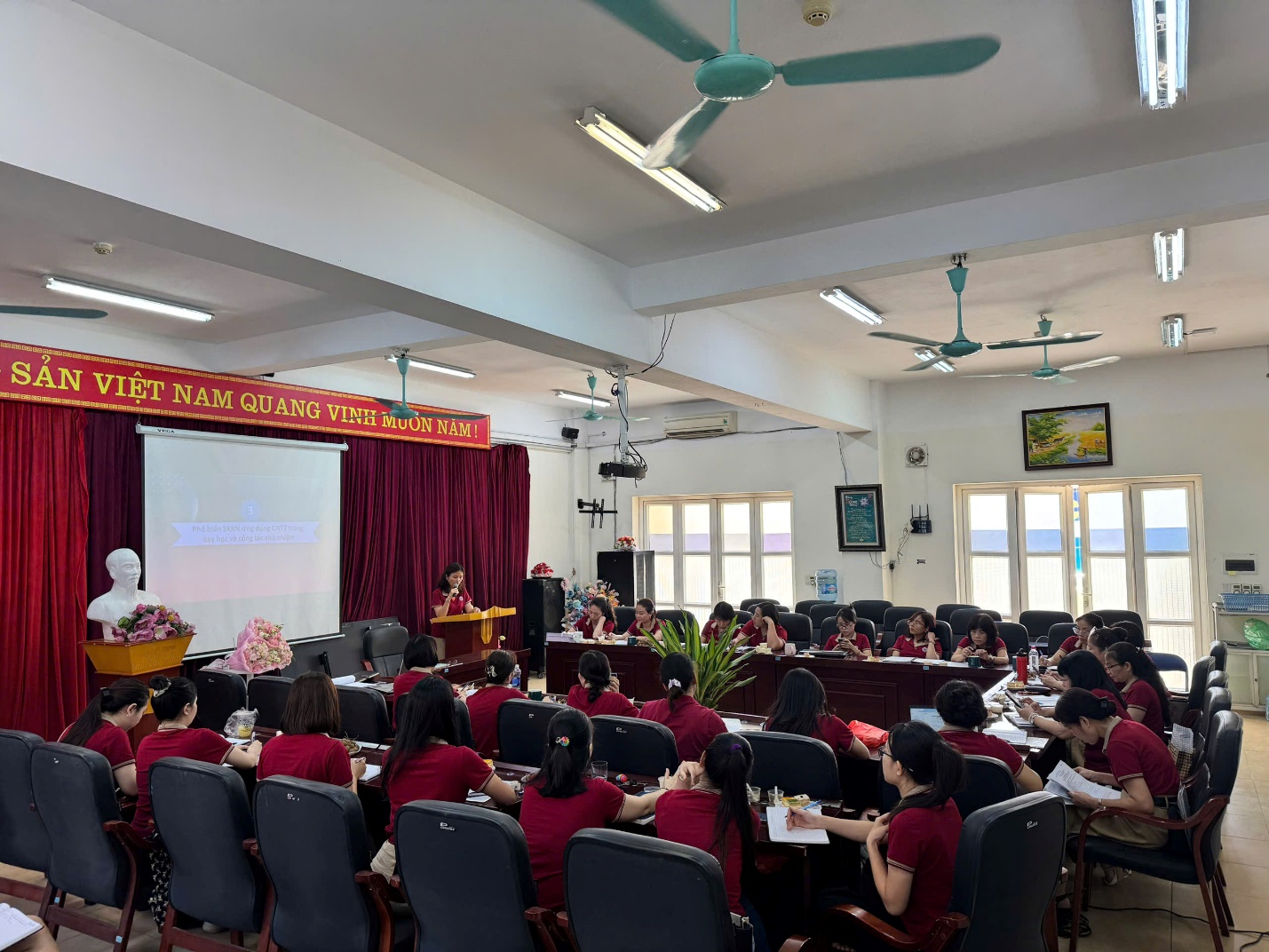 A group of people in a room

AI-generated content may be incorrect.