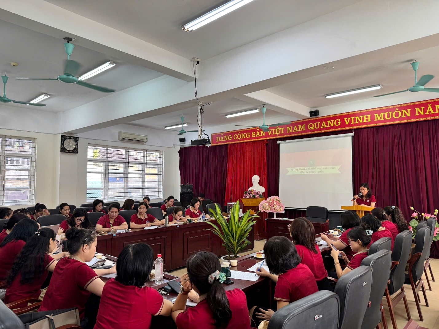 A group of people in a room

AI-generated content may be incorrect.