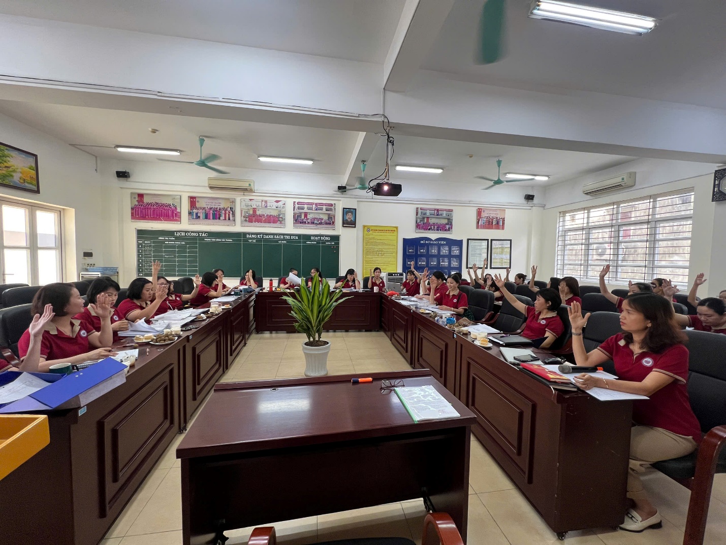 A group of people in a classroom

AI-generated content may be incorrect.