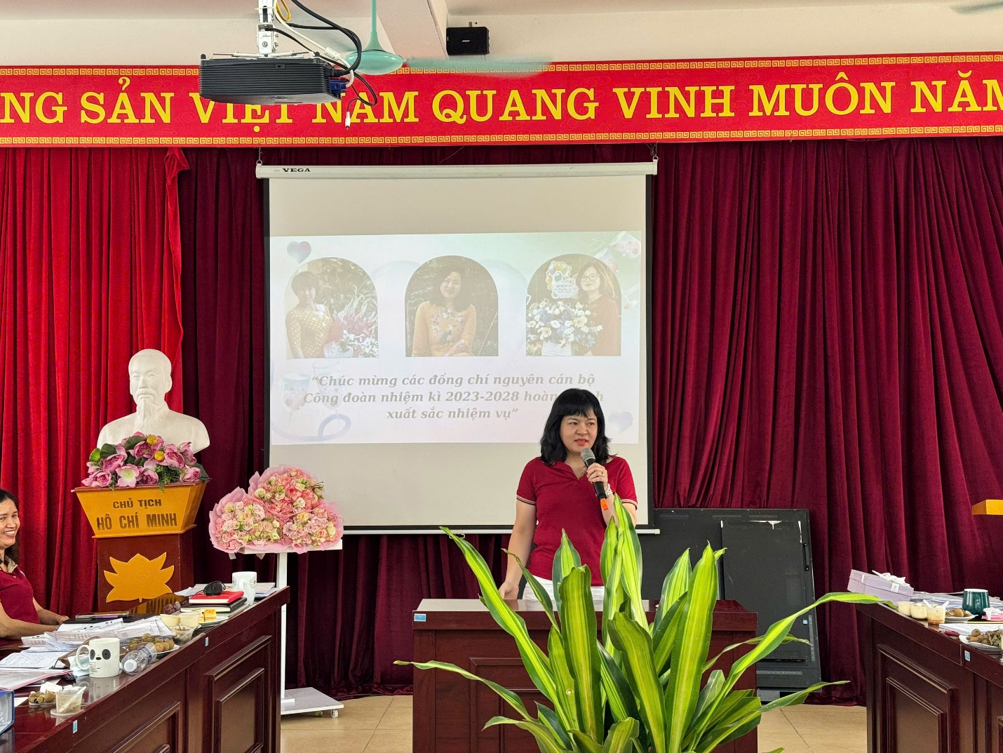 A person standing in front of a screen
AI-generated content may be incorrect.