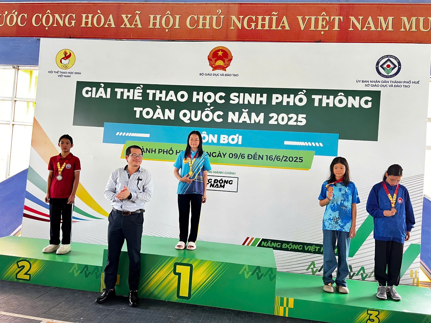 A group of people standing on a stage

AI-generated content may be incorrect.