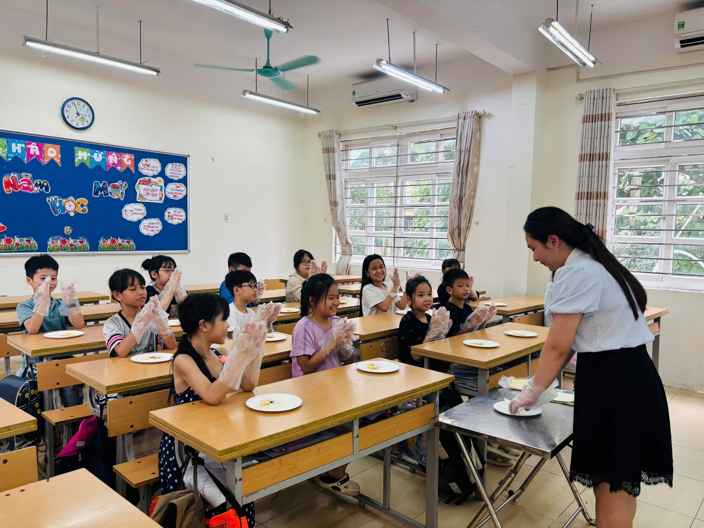 A group of children in a classroom

AI-generated content may be incorrect.