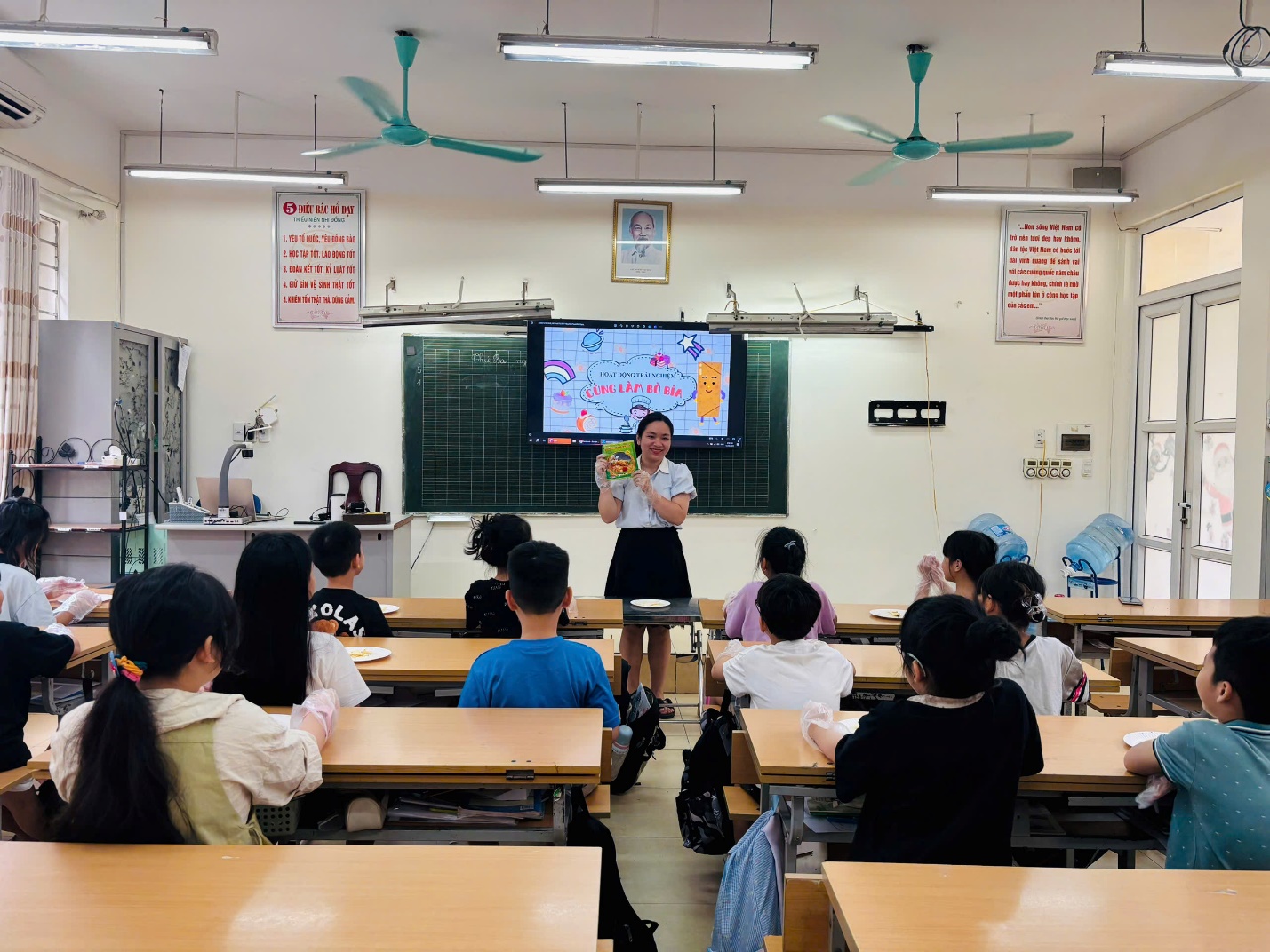 A teacher teaching a class

AI-generated content may be incorrect.