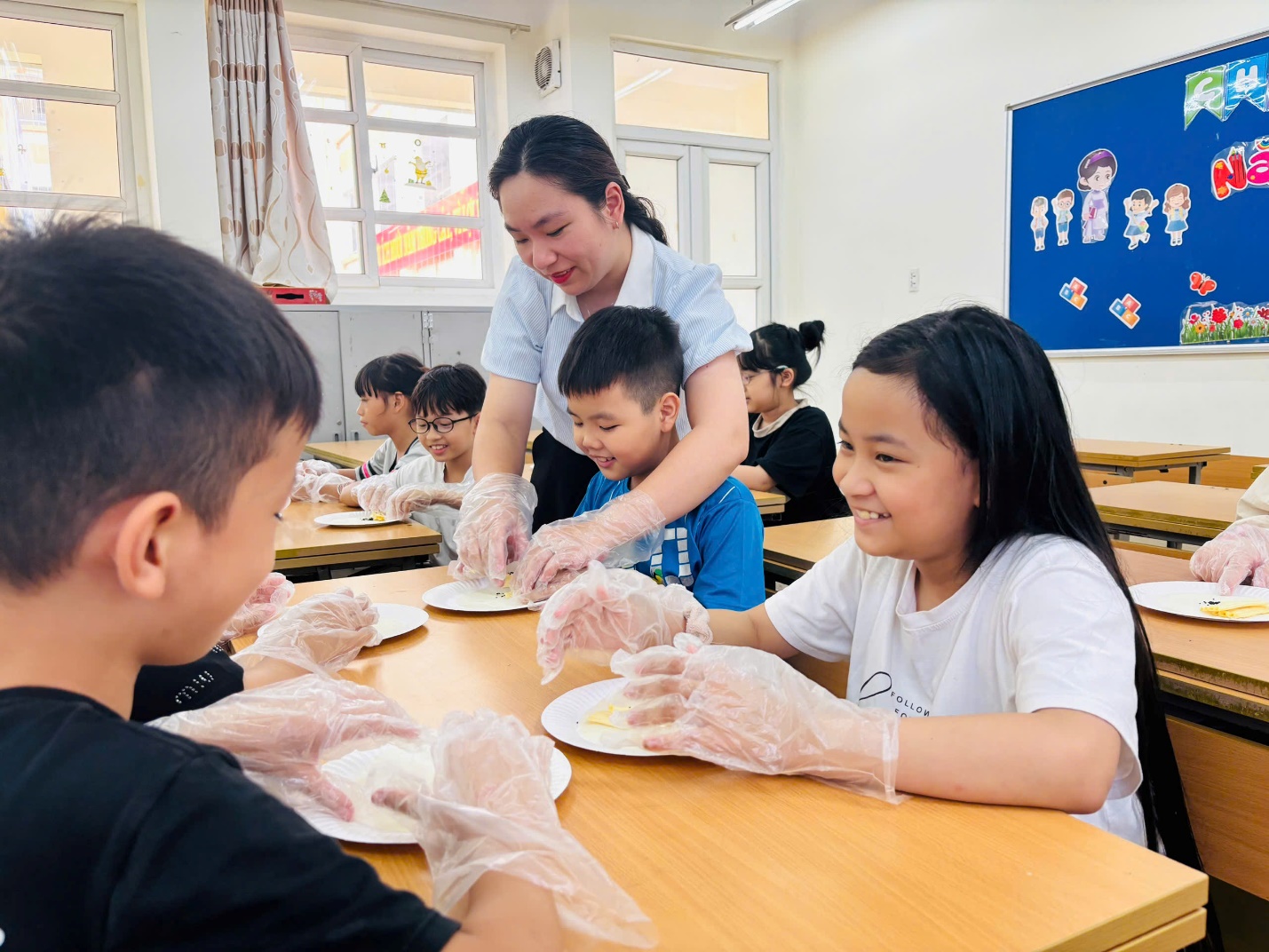 A group of children in a classroom

AI-generated content may be incorrect.