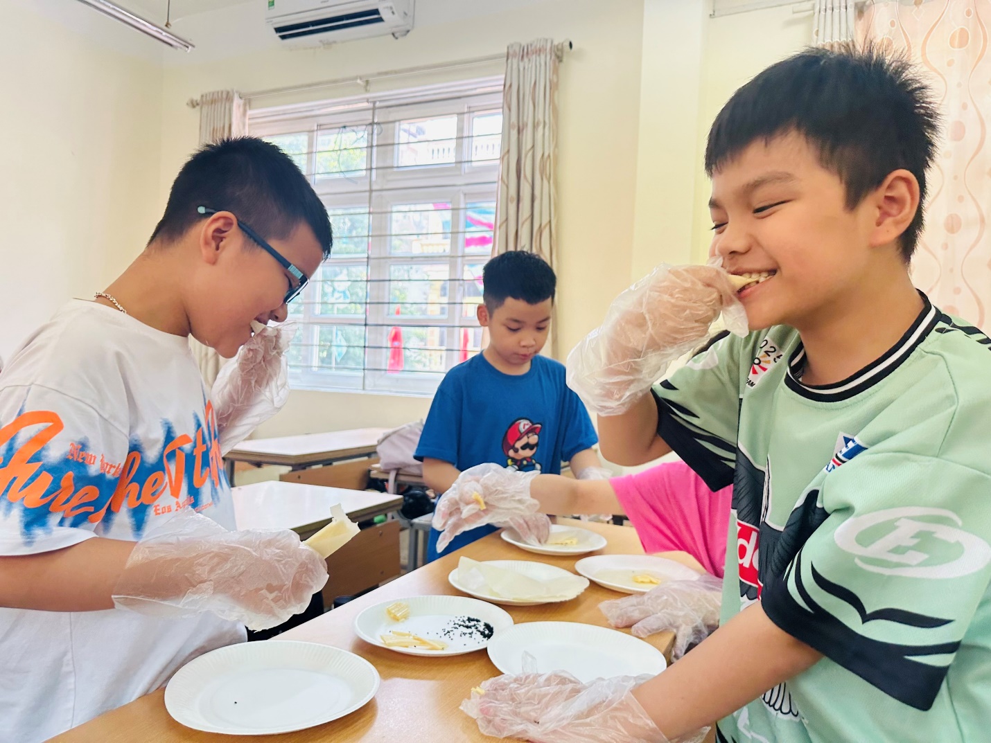 A group of kids in gloves eating food

AI-generated content may be incorrect.