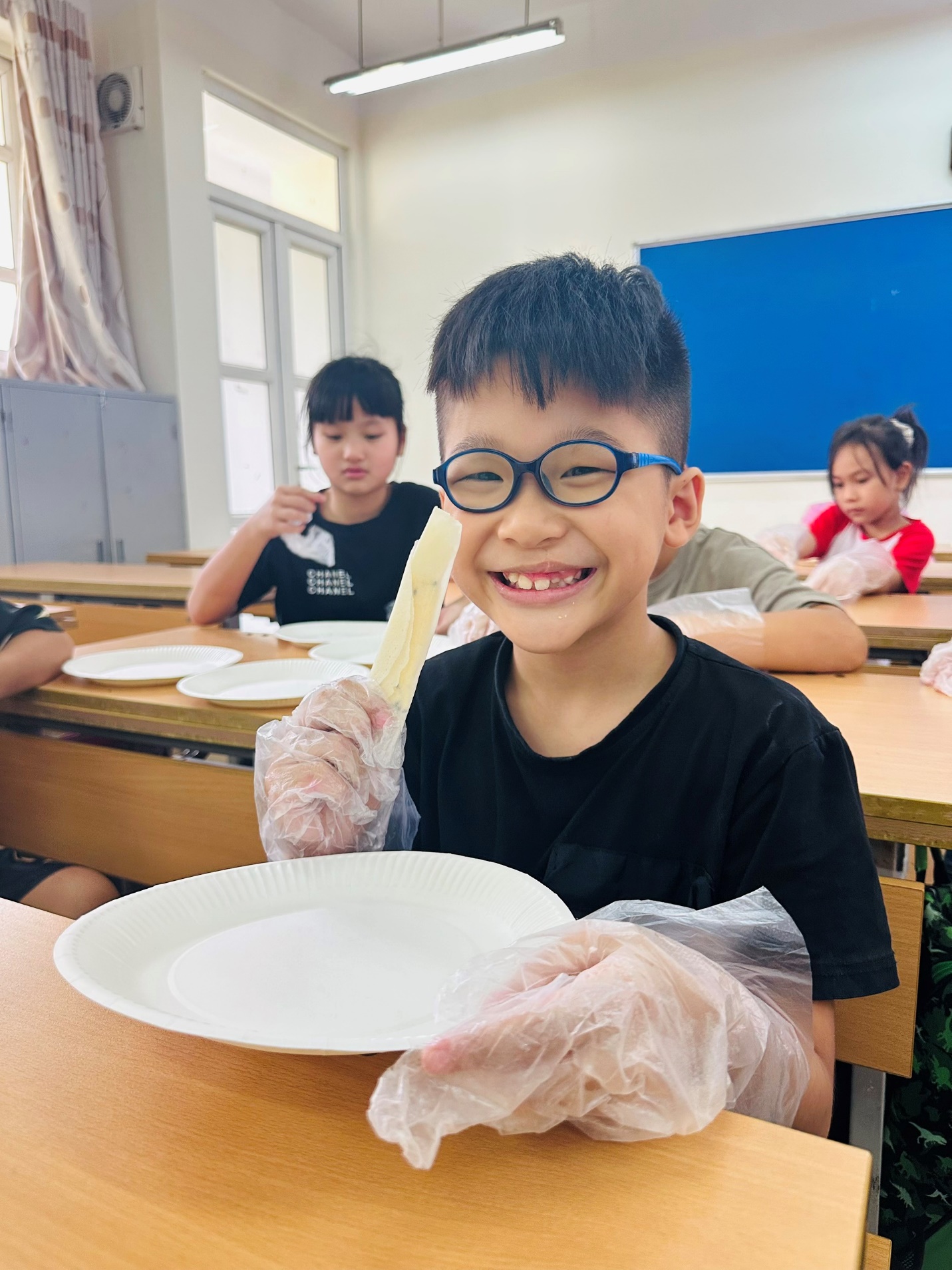 A child wearing gloves and holding a plate

AI-generated content may be incorrect.