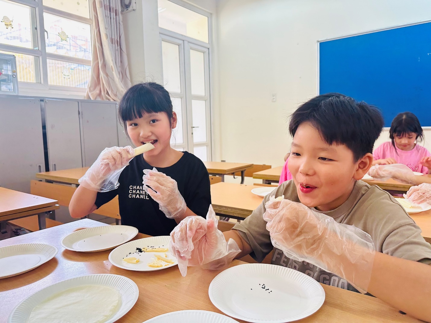 A child and child eating at a table

AI-generated content may be incorrect.